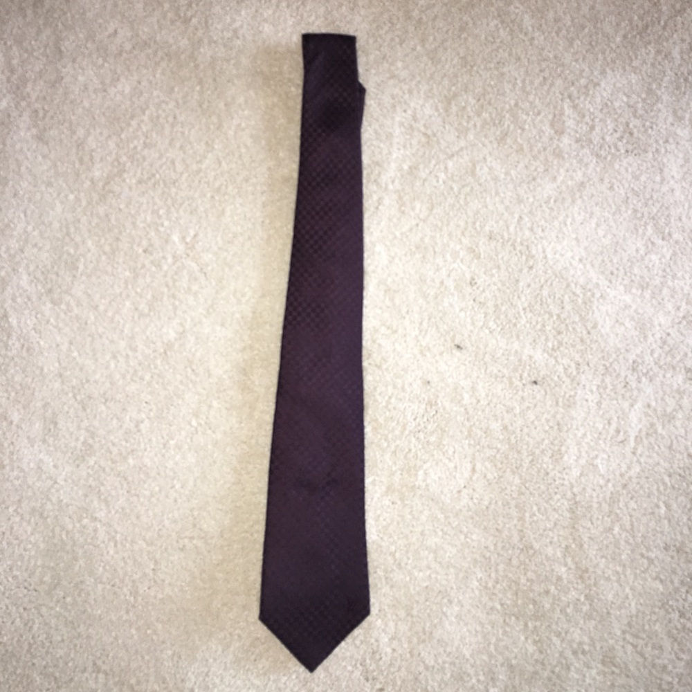 Never worn Louis Vuitton burgundy tie